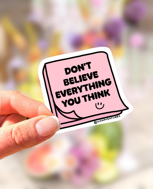 Naklejka - Don't Believe Everything You Think - różowa karteczka